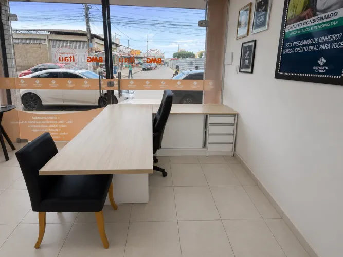 Mesa de escritório em L com gaveteiro e armário.