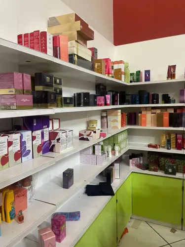 Vende se , prateleiras e balcão ex loja Boticário