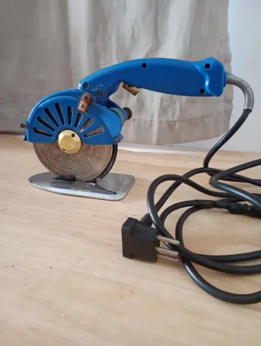 Máquina de cortar tecido