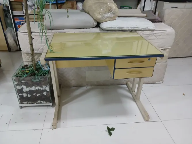 Mesa com 2 gavetas e tampo vidro