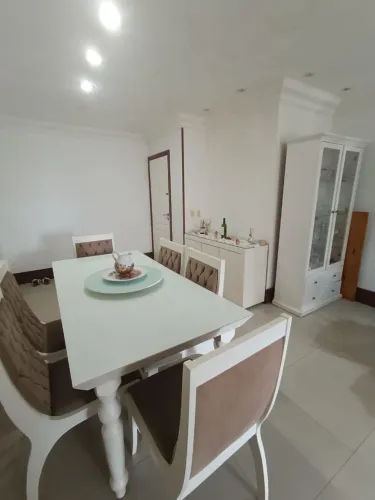Linda mesa de jantar com 6 cadeiras 