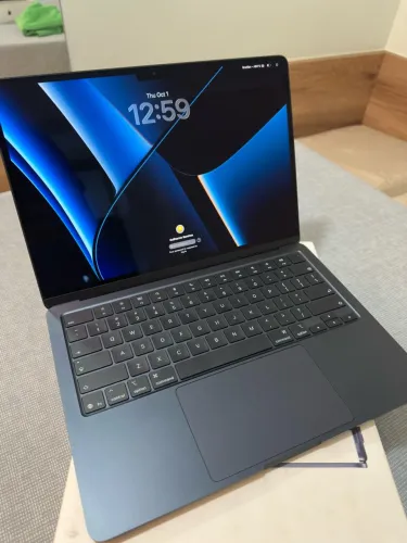 MacBook Air Apple M5 16GB - Meia-Noite - 2 ciclos de bateria - Na garantia