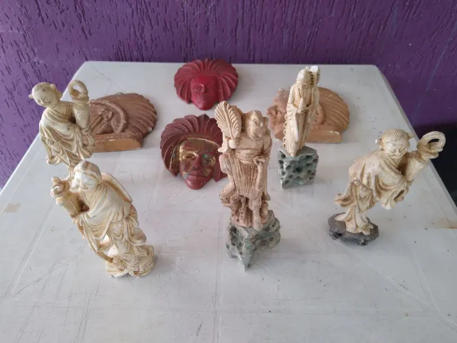 Vendo 9 esculturas, 7 são orientais, feitas de gesso e duas de madeira. LEIA.