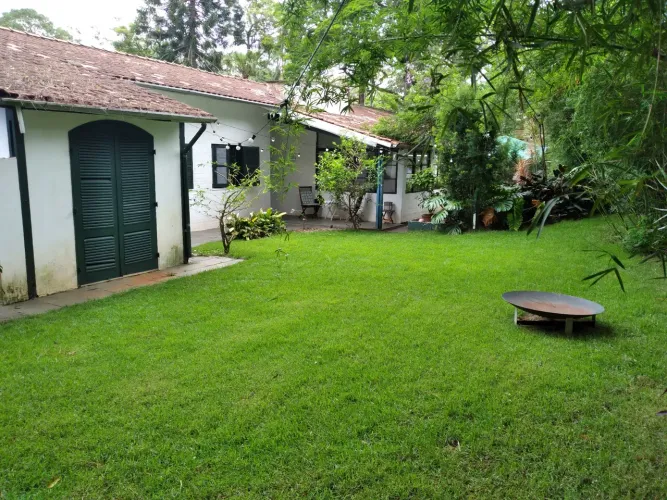 Casa de esquina no coração do bolsão