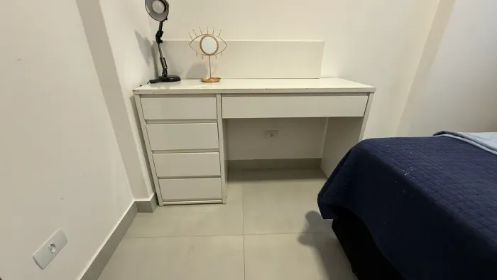 Mesa, penteadeira e escrivaninha