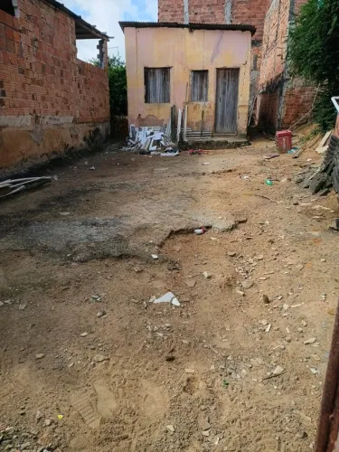 Vendo um terreno bem localizado em rua principal com uma pequena casa no bairro do rio sen