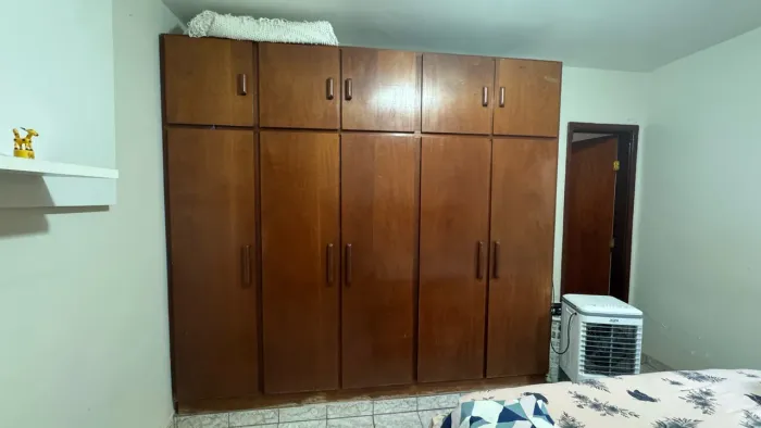 Guarda roupa de madeira maciça de cerejeira 5 portas 