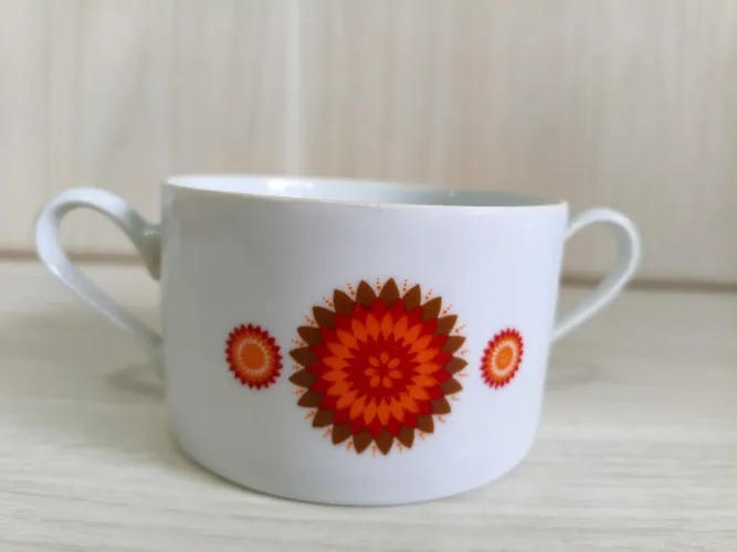Xícara consomê porcelana anos 60 raridade em ótimo estado de coleção