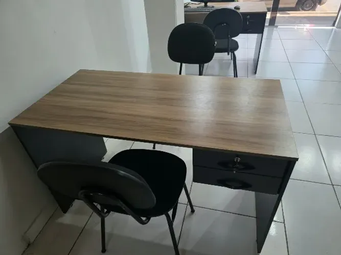 CONJUNTO PARA ESCRITÓRIO: MESA + 2 CADEIRAS SEMIVOVOS (ESTADO DE NOVO)