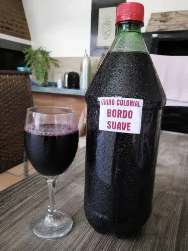 Vinho colonial serra gaúcha bordo Suave 
