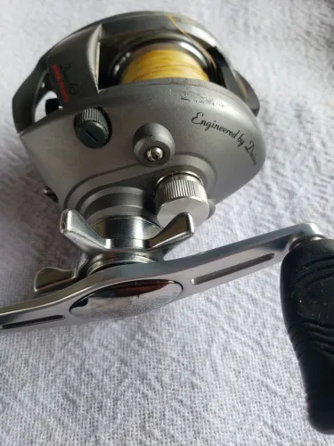 Carretilha daiwa advantage manivela esquerda.
