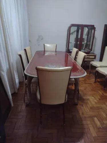 Mesa de jantar antiga .