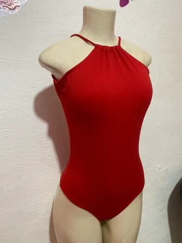 Maiô vermelho composto texturizado