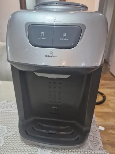 Bebedouro Electrolux e dois vasilhames