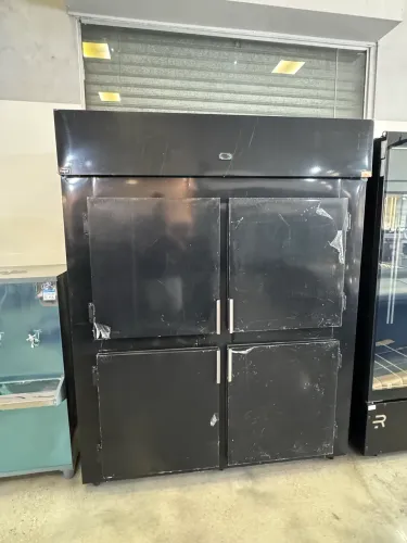 Cervejeira 4 portas com prateleiras inox 