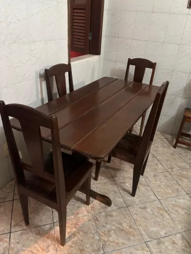 Mesa com 4 cadeiras madeira maciça