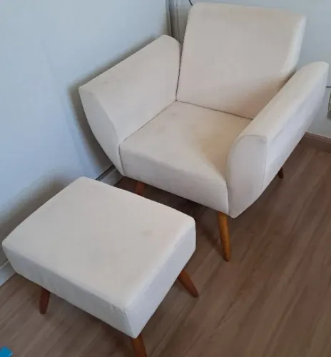 Kit Poltrona de amamentação fixa e Puff em Veludo Creme Quarto Bebê