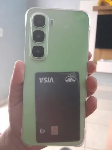 Troco em iPhone infinix Hot 60 novo tem 5 dias de uso estou pagando e parcelado