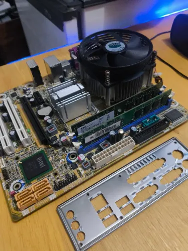 Placa mãe intel IPM41 + 4GB RAM + Processador E Cooler. Retirar na Estrada do Magarça 