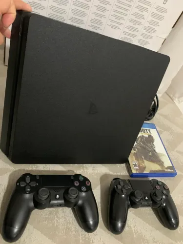 PS4 slim 1TB com 2 controles originais e 1 jogo.com caixa.Somente venda.Resende RJ