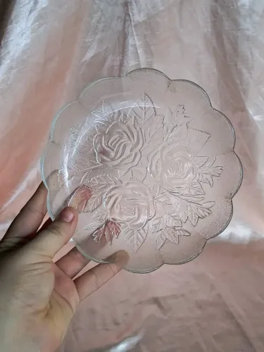 prato em vidro esculpido floral rosas antigo antiquario decoração vintage cozinha lindo
