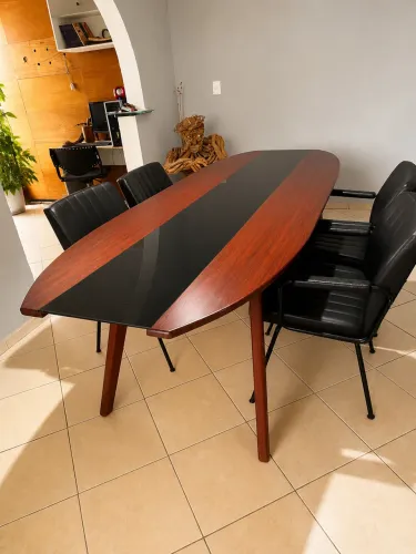 Mesa de jantar em madeira com tampo de madeira e vidro