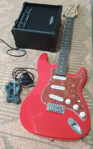Guitarra seminova com várias peças inclusas