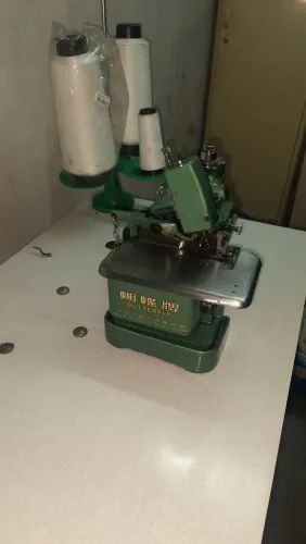 Vendo máquina Overlock buterfly, com mesa e motor.. Excelente estado