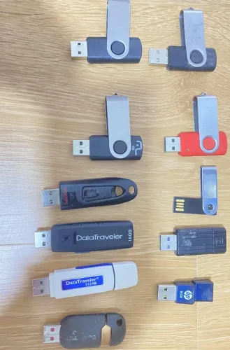 pen drives (também chamados de memórias USB ou flash drives).