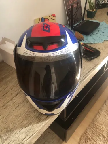 Capacete fechado estilo esportivo