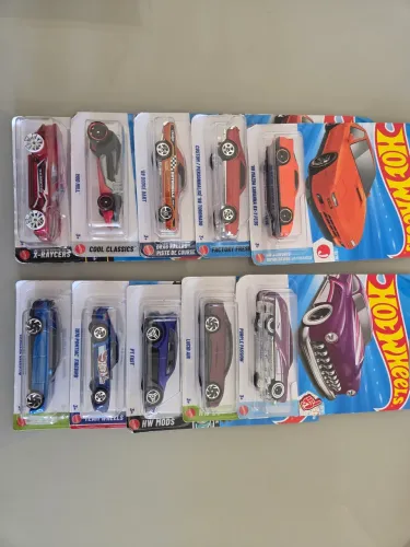 Carrinhos Hot Wheels diversos