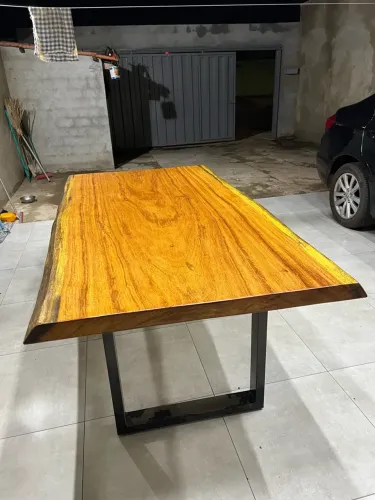 Mesa de madeira maciça