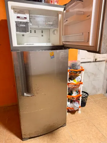Geladeira grade e bonita . Precisando apenas de gás..