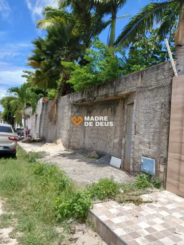 Terreno todo murado, no bairro José de Alencar, na rua do Colégio Christus.