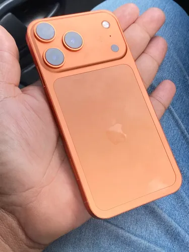 iPhone XR na carcaça do 17