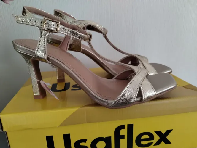 Sandália em couro Usaflex dourada NR 38 nova