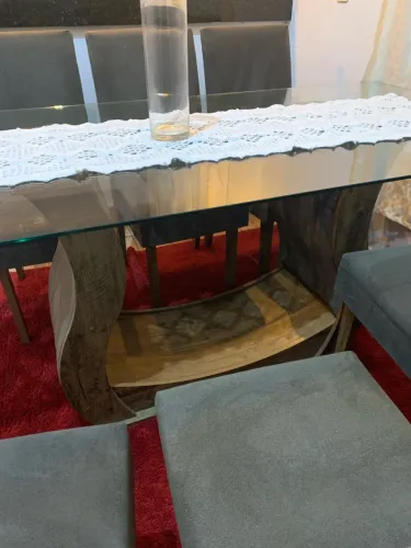 MESA DE VIDRO COM SEIS CADEIRAS ALMOFADAS.