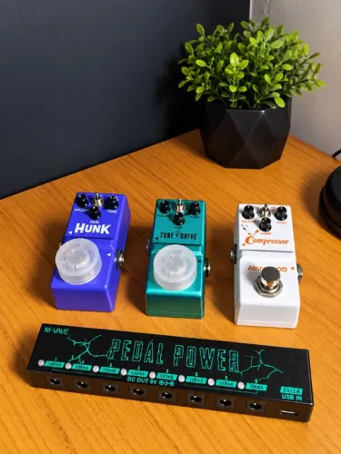 Kit 3 Mini Pedais Rowin + Fonte M-VAVE - Compressor, Tube Drive e Hunk