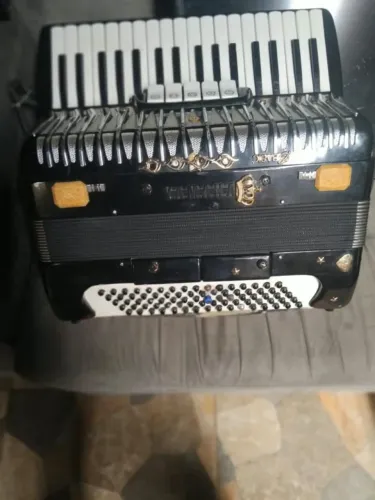 Vende-se acordeão