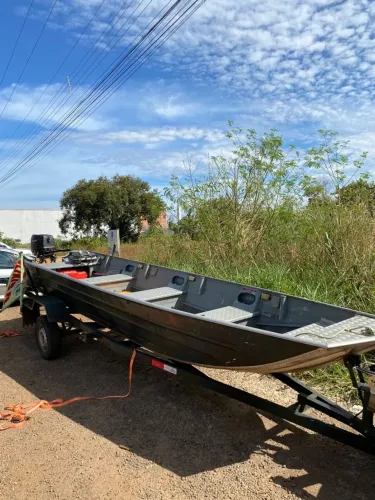 Vendo barco com motor Mercury 30 HP