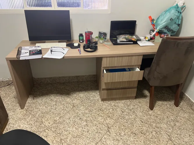 Mesa de estudos para 2 lugares simultâneos. Feita em MDF, mede 2,25 de comprimento e 60 cm