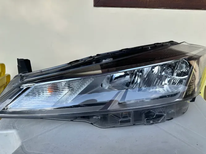 Farol Nissan Kicks original