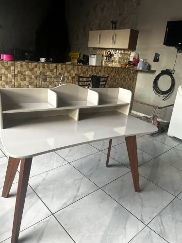 Mesa de escritório/estudo com nichos