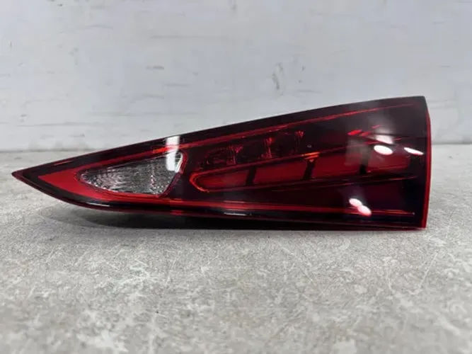Lanterna Tampa Mercedes C200 C300  Amg 2021 À 26 Orig 26558 Direito/passageiro Vermelho
