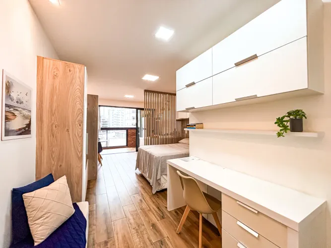 Studio mobiliado com varanda gourmet no Centro para venda
