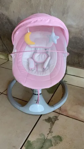 Cadeirinha de descanso que canta musiquinha e balança