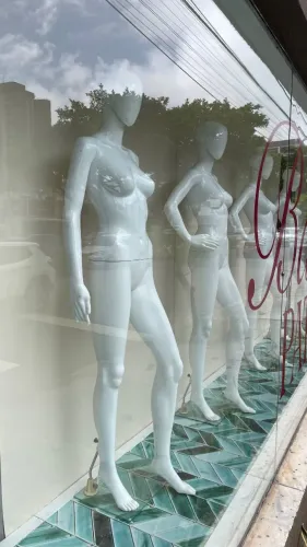 Manequins para loja feminina