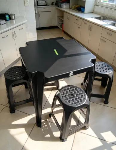 Mesa E Quatro Banquetas NOVAS