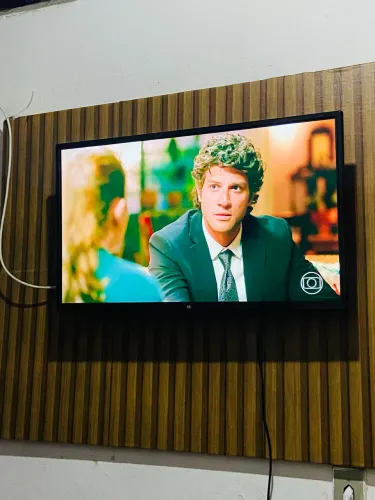 Smart TV Multi Android 32 polegadas Wi-Fi Bluetooth comando de voz
