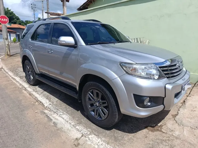 Toyota Hilux SW4 SR 4X2 2.7/ 2.7 Flex 16V Aut. 2015